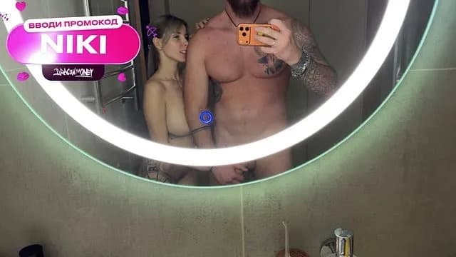 Tôi Tạo Dáng Trước Gương Khiến Vợ Khó Cưỡng