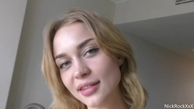 Fucked Loren Strawberry trong cuộc vui hậu trường tại khách sạn nóng bỏng