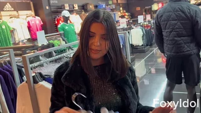 Trải Nghiệm Bạn Gái Toàn Diện: Mua Sắm Giáng Sinh và Đêm Nóng Bỏng