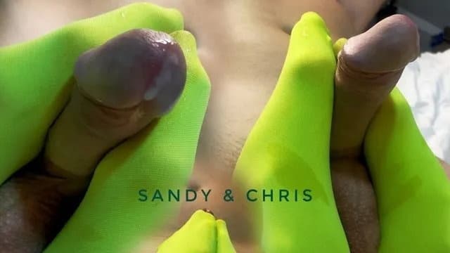 Cô Gái Đáng Yêu Trong Quần Tất Vàng Thực Hiện Footjob Tuyệt Đỉnh!