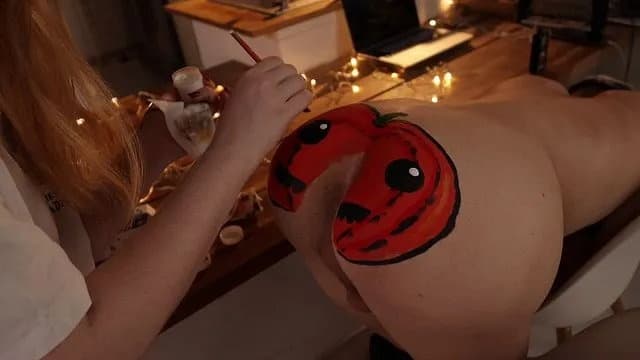 Người Cha Dượng Say Đắm Bí Ngô Halloween Gợi Cảm – Đêm Cám Dỗ Quyến Rũ