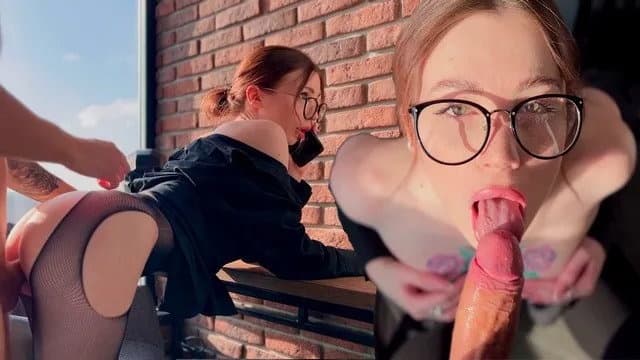 Người Đẹp Nóng Bỏng Gây Sốt Khi Nói Chuyện Điện Thoại Cùng Chồng Trong Khi Bạn Thân Quyến Rũ