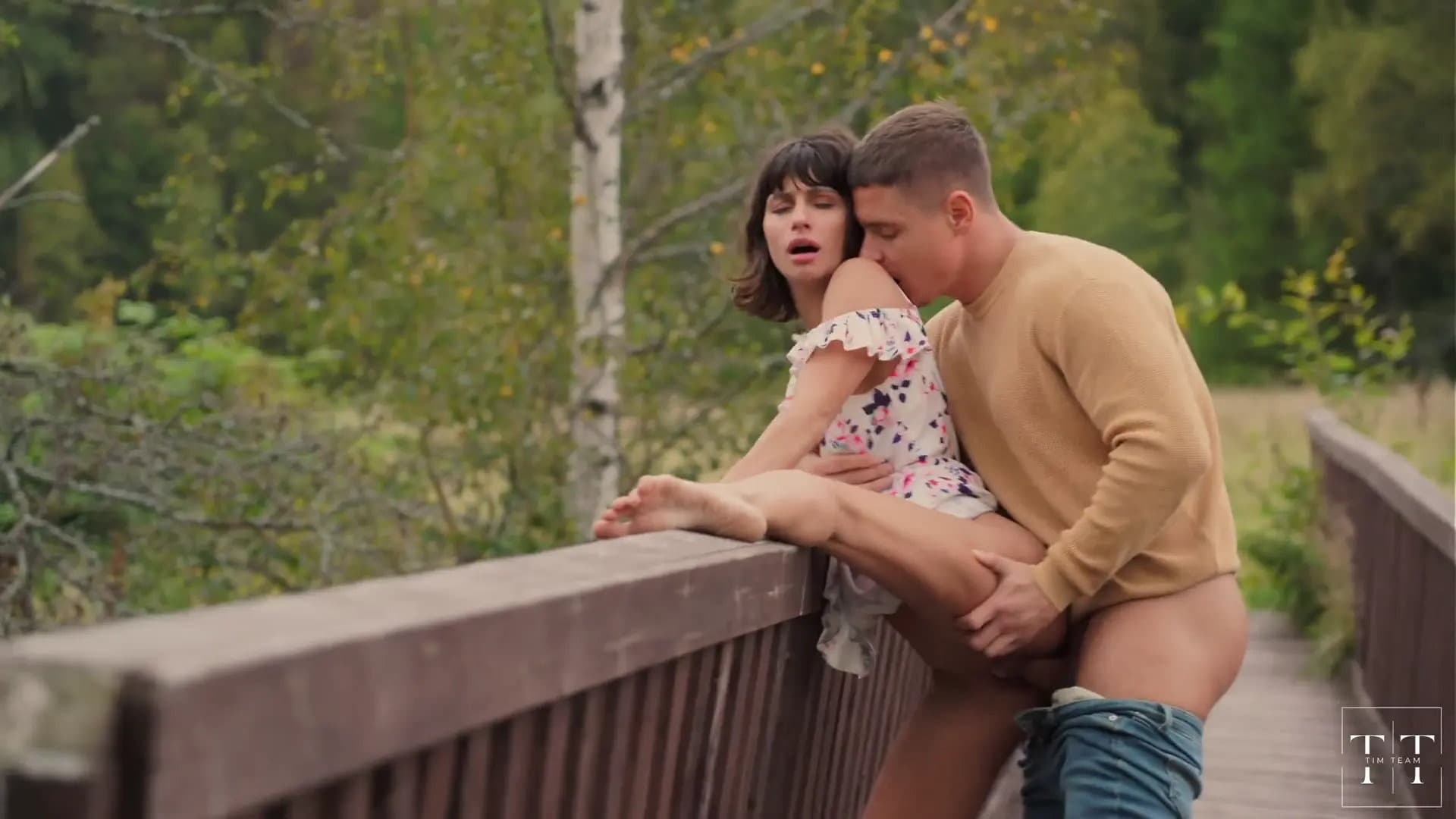 Cum Tràn Ngập Vòng Một Của Vợ Sắp Cưới Trong Rừng