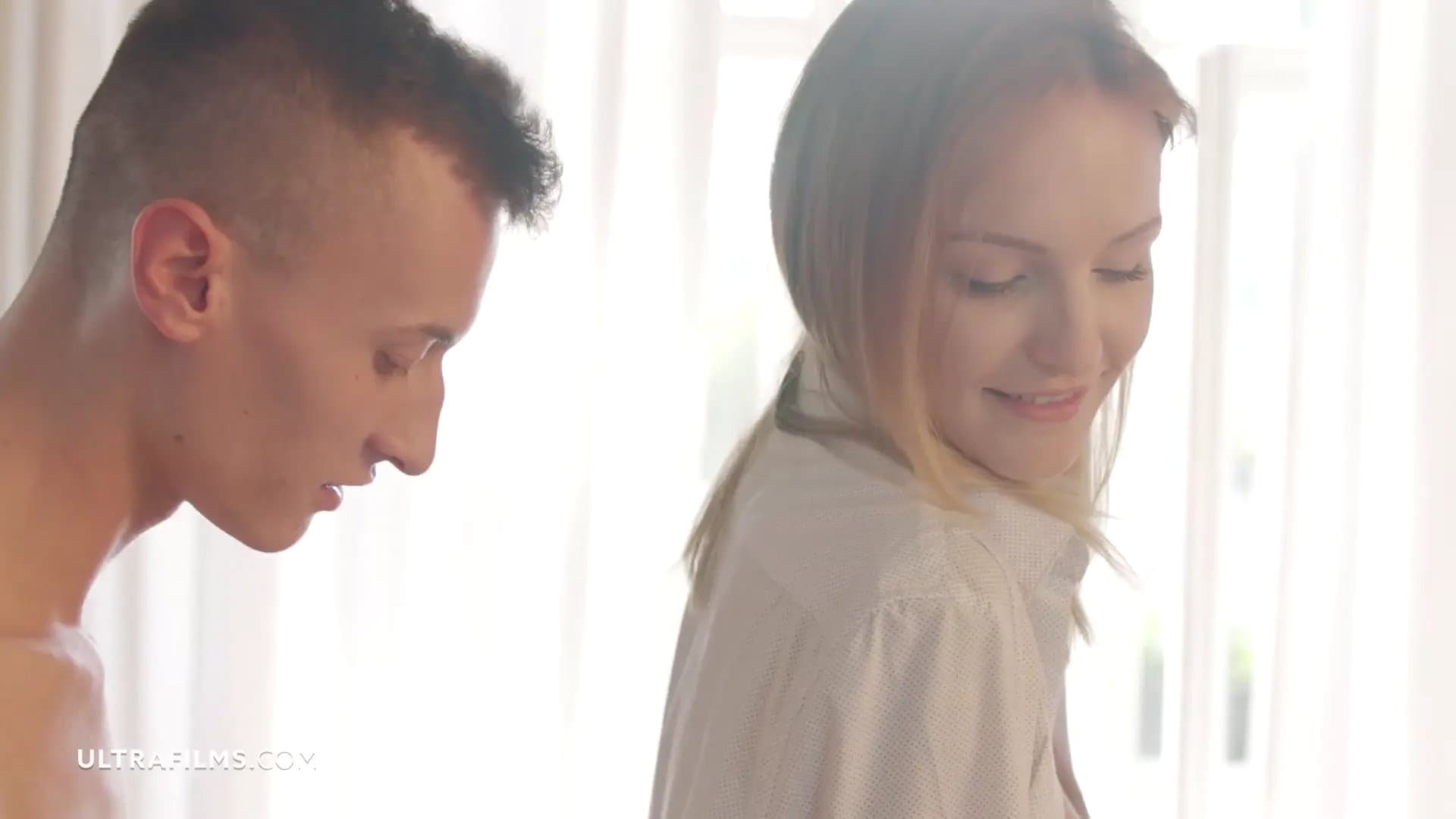 Cô Gái Xinh Đẹp Belle Claire Với Vòng Một Hoàn Hảo Trong Phòng Bếp