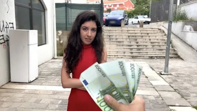 Cô Gái Đáng Yêu Trò Chơi Đường Phố Và Lời Mời Quyến Rũ