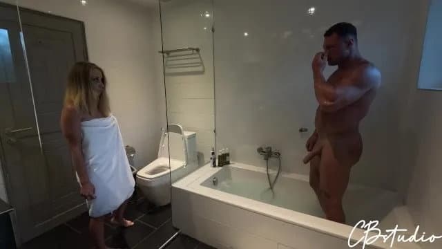 Stepmother bất ngờ trước cảnh tượng nóng bỏng trong phòng tắm