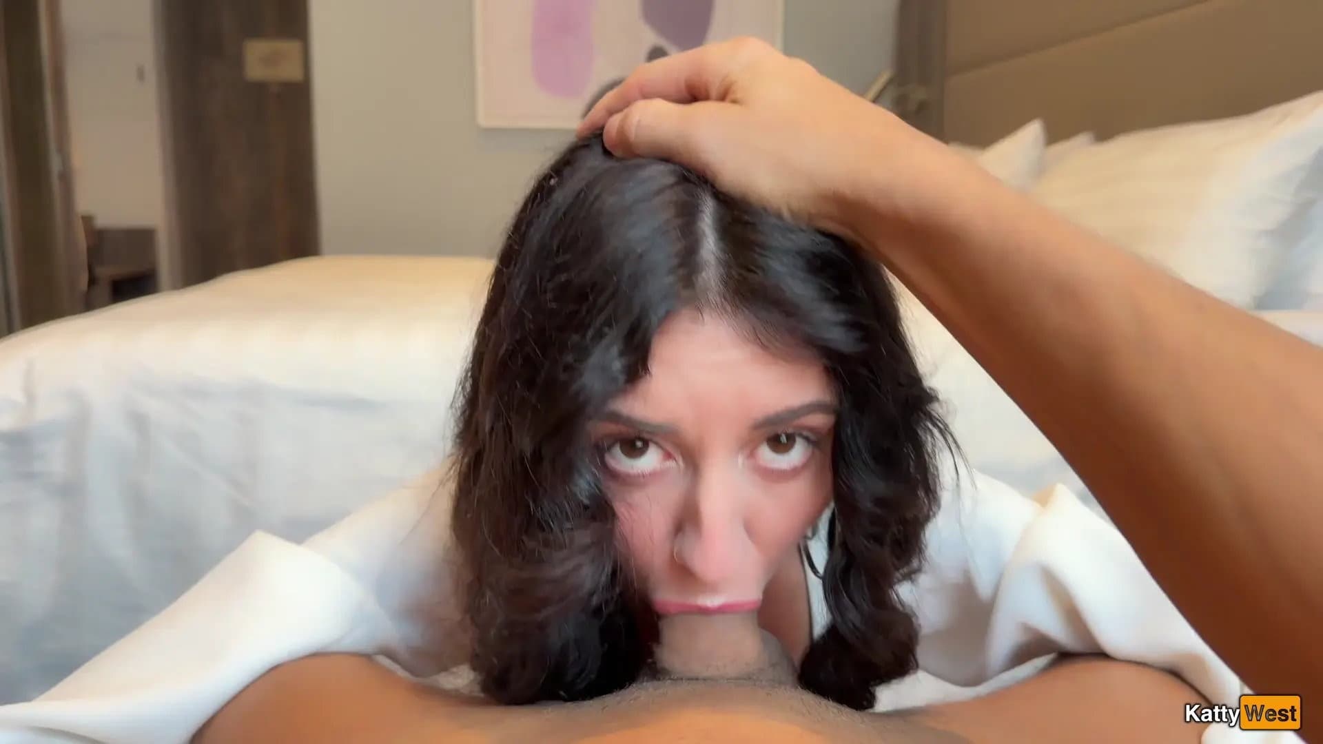 Cô Gái Lạ Thách Thức Cumwalk Công Khai Đổi iPhone Mới 2025