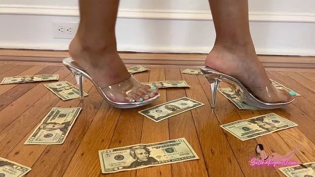 Feet Fetish: Những Bàn Chân Latina Gợi Cảm Trong Giày Cao Gót 2025