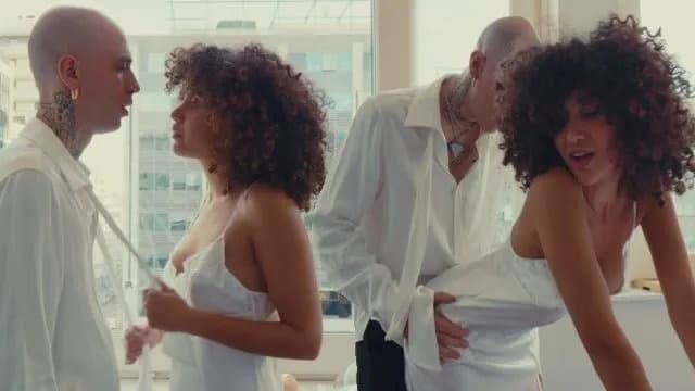 Secrets gọi dịch vụ phòng và đắm say cùng Spender nóng bỏng