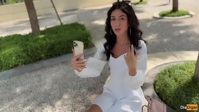 Public Agent Pickup - Sắc đẹp quyến rũ nhận thử thách lấy Iphone mới