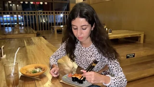 Thỏa Mãn Công Khai Tại Quán Sushi Với Katty West Và Dis Diger