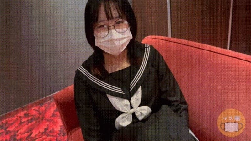 FC2-PPV-4793882 Cô Gái Đeo Kính Mộc Mạc Bị Quyến Rũ